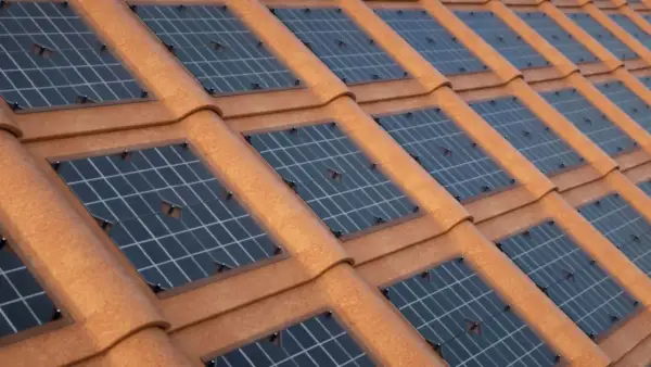 Tegole solari integrate su un tetto di tegole rosse, catturano l'energia del sole per un futuro sostenibile.