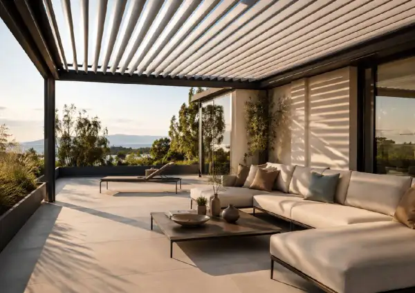 Terrazza con divano e lettino, sotto una pergola con lamelle orientabili, ideali come sistemi oscuranti esterni per finestre, con vista sul mare.