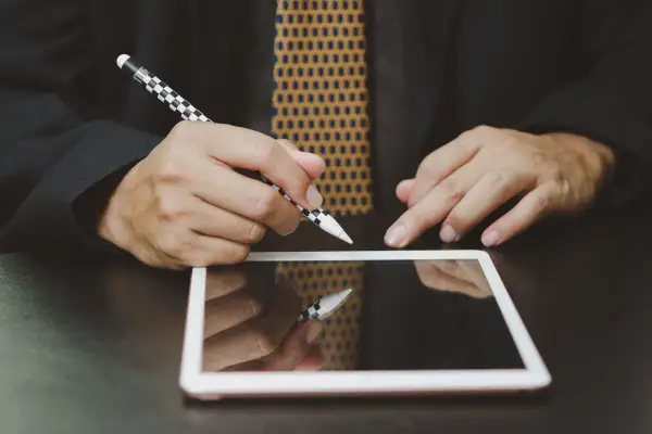 Firma digitale su tablet per procura per locazione immobile fac simile.